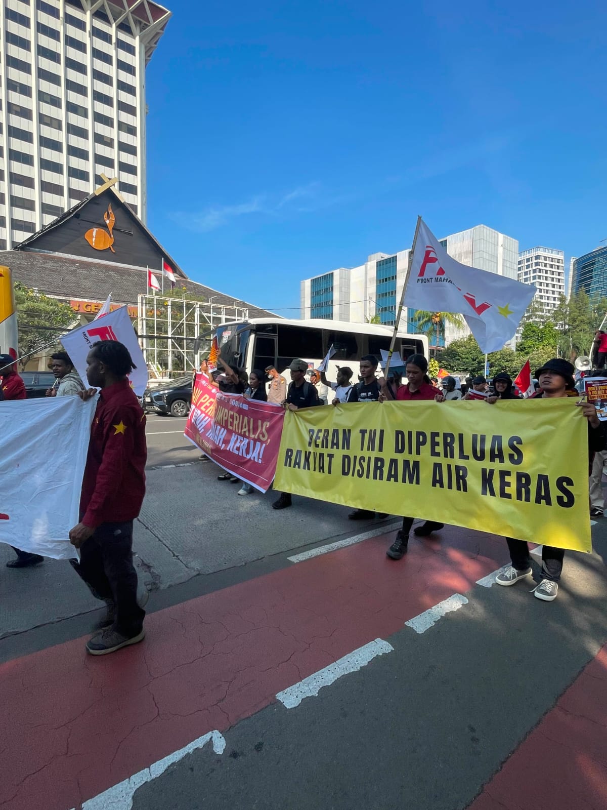 Aksi Perisai Geruduk Markas Tni